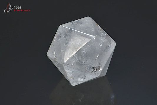 Minéral taillé en forme d'icosaèdre en cristal de roche