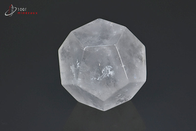 Minéral taillé en forme de dodécaèdre en cristal de roche