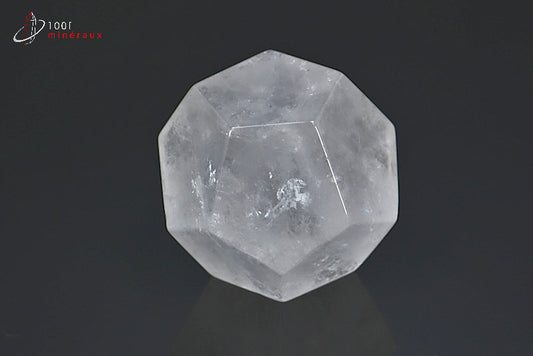 Minéral taillé en forme de dodécaèdre en cristal de roche