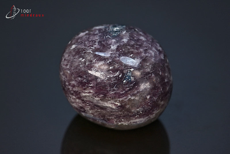 Minéral poli de lépidolite violette en galet de Madagascar