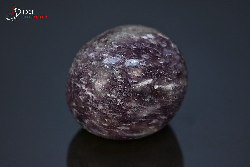 Minéral poli de lépidolite violette en galet de Madagascar
