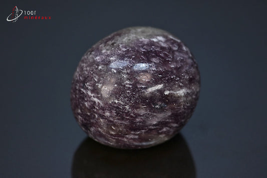 Minéral poli de lépidolite violette en galet de Madagascar