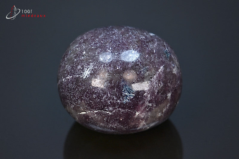 Minéral poli de lépidolite violette en galet de Madagascar