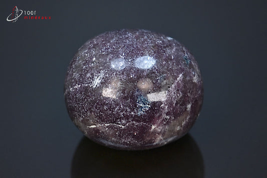 Minéral poli de lépidolite violette en galet de Madagascar