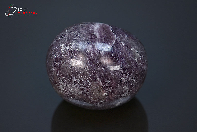 Minéral poli de lépidolite violette en galet de Madagascar