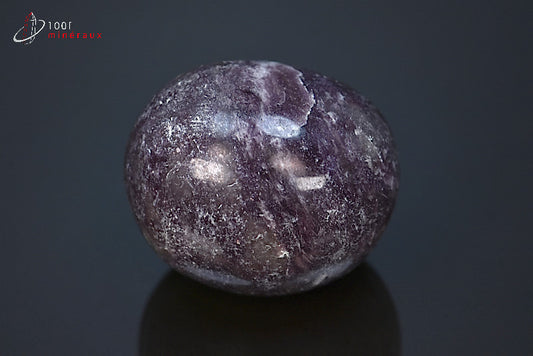 Minéral poli de lépidolite violette en galet de Madagascar