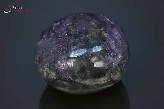 Minéral poli de lépidolite violette en galet de Madagascar