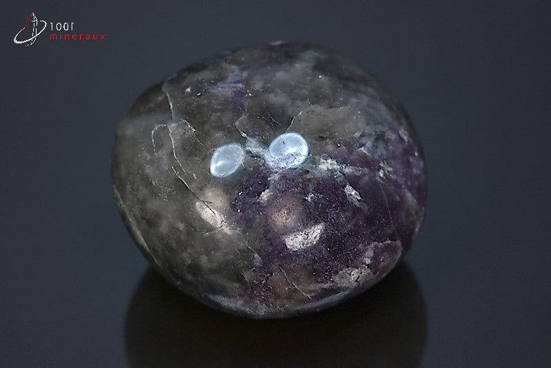Minéral poli de lépidolite violette en galet de Madagascar