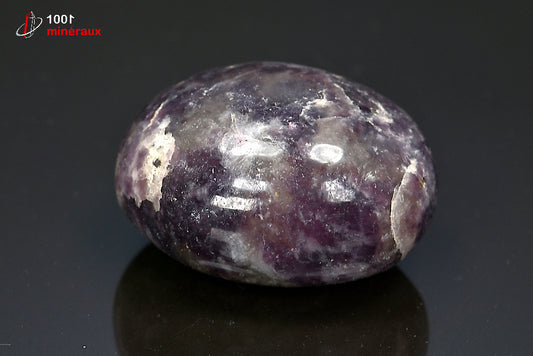Minéral poli de lépidolite violette en galet de Madagascar