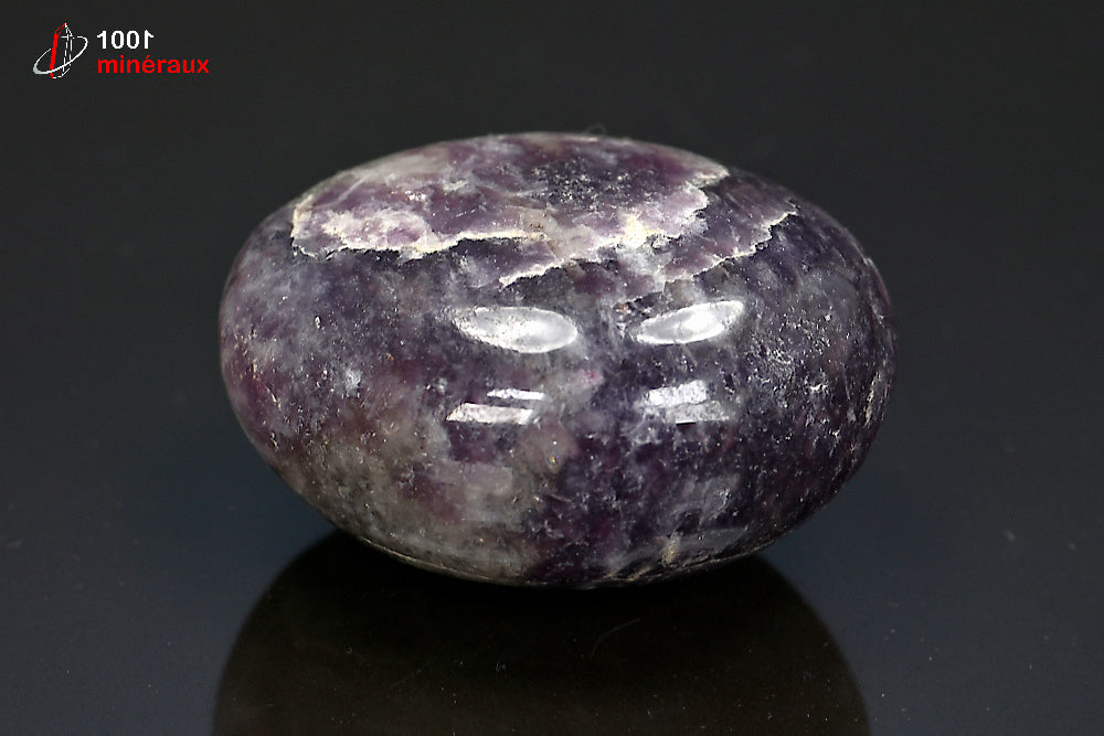 Minéral poli de lépidolite violette en galet de Madagascar