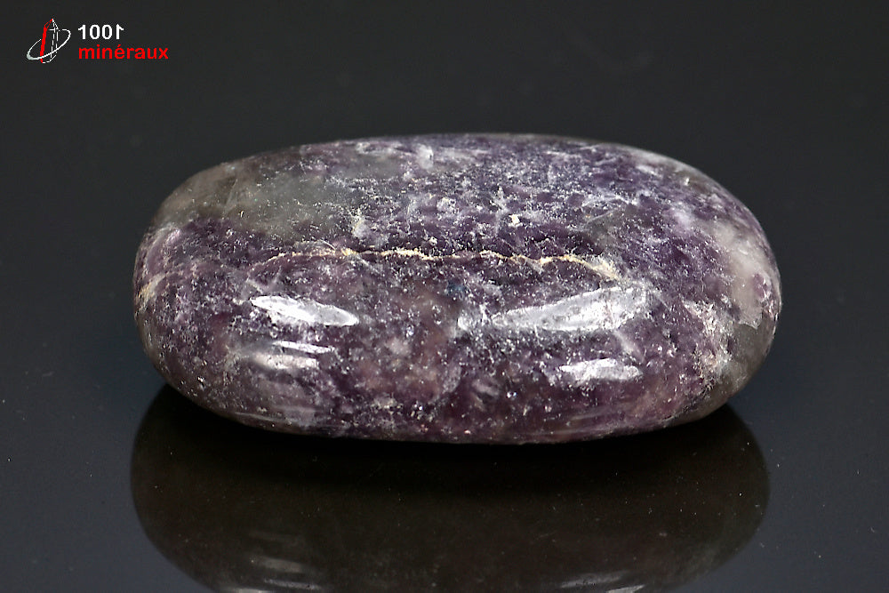 Minéral poli de lépidolite violette en galet de Madagascar