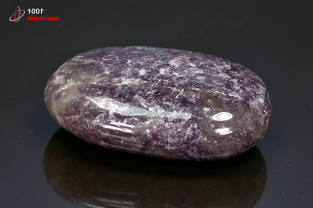 Minéral poli de lépidolite violette en galet de Madagascar