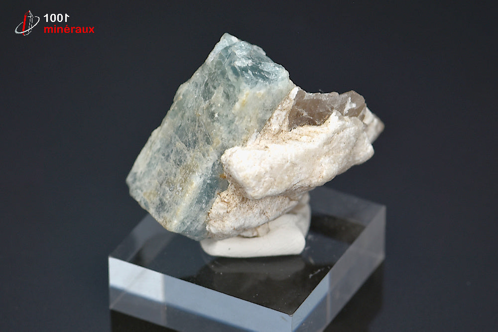 minéral d'aigue-marine cristallisée bleue sur quartz du Brésil