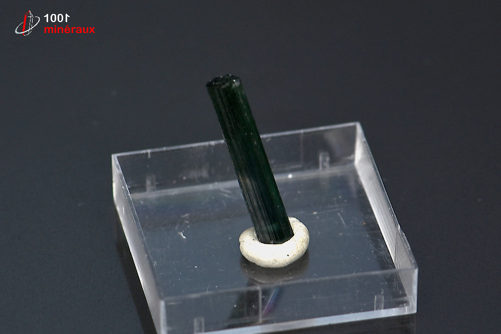 Minéral cristallisé de tourmaline bleue ou indicolite du Brésil