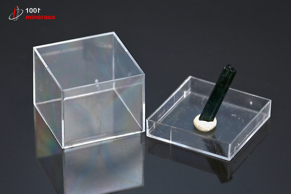 Minéral cristallisé de tourmaline bleue ou indicolite du Brésil