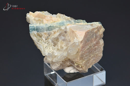 minéral d'aigue-marine cristallisée bleue sur quartz du Brésil