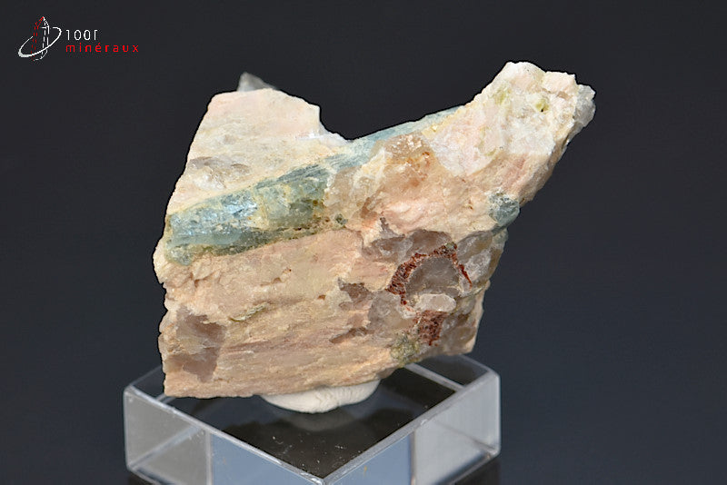 minéral d'aigue-marine cristallisée bleue sur quartz du Brésil