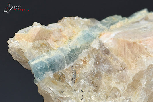 minéral d'aigue-marine cristallisée bleue sur quartz du Brésil