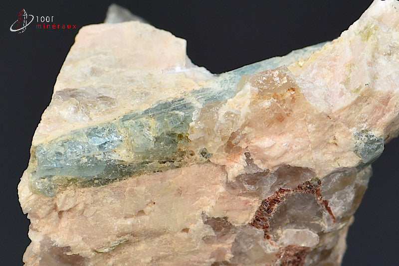 minéral d'aigue-marine cristallisée bleue sur quartz du Brésil