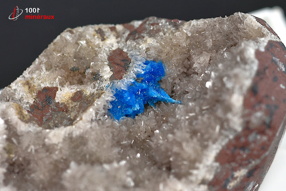 Minéral cristallisé de cavansite bleue d'Inde