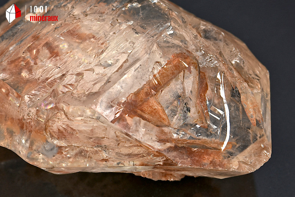 Minéral cristallisé de quartz fenêtre translucide du Maroc