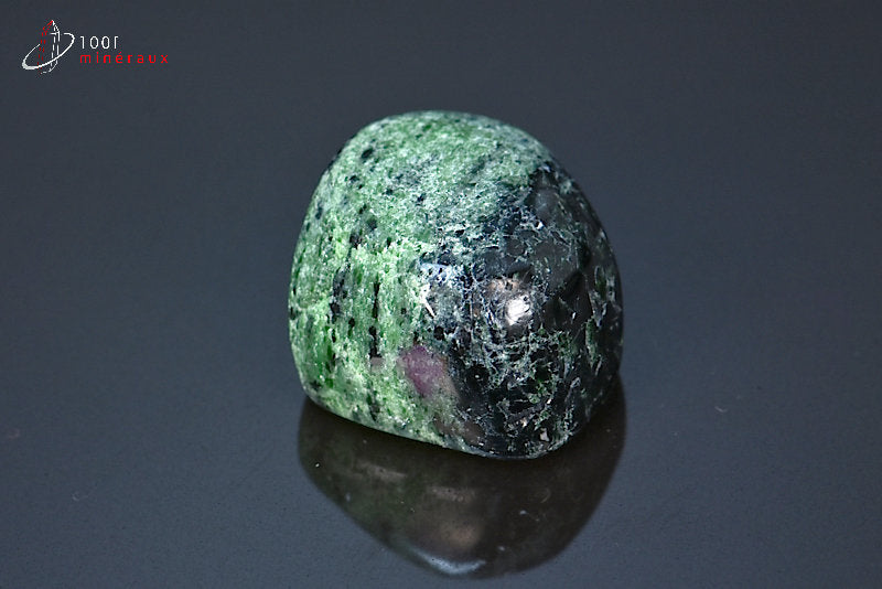 Minéral poli de zoïsite à rubis de Tanzanie