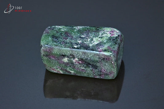 Minéral poli de zoïsite à rubis de Tanzanie