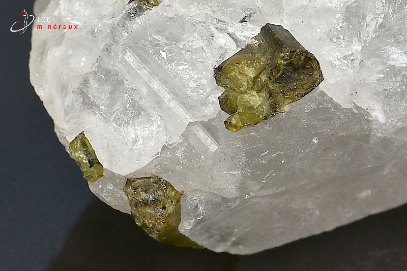 Minéral cristallisé de tourmaline verte ou verdélite du Brésil