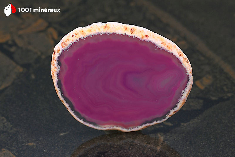Tranche Agate teintée rose Brésil - Détail de la forme géométrique incolore au cœur des cercles - 41 g
