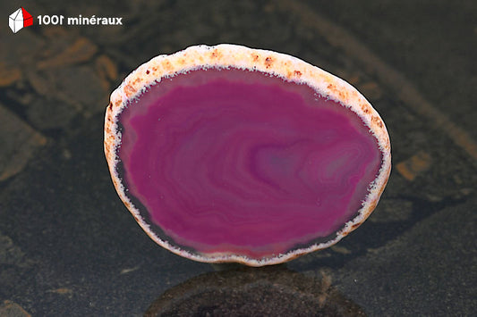Tranche Agate teintée rose Brésil - Détail de la forme géométrique incolore au cœur des cercles - 41 g
