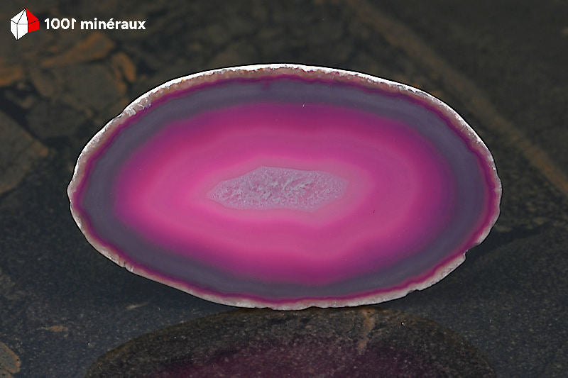Tranche Agate teintée rose Brésil - Détail du cœur cristallisé et des bandes concentriques - 48 g
