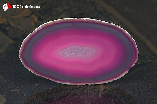 Tranche Agate teintée rose Brésil - Détail du cœur cristallisé et des bandes concentriques - 48 g
