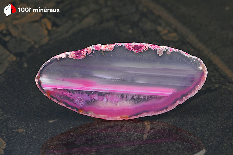 Tranche Agate teintée rose Brésil - Forme allongée, 3 bandes : translucide, traits blancs et cristallisation rose - 26 g - BL621
