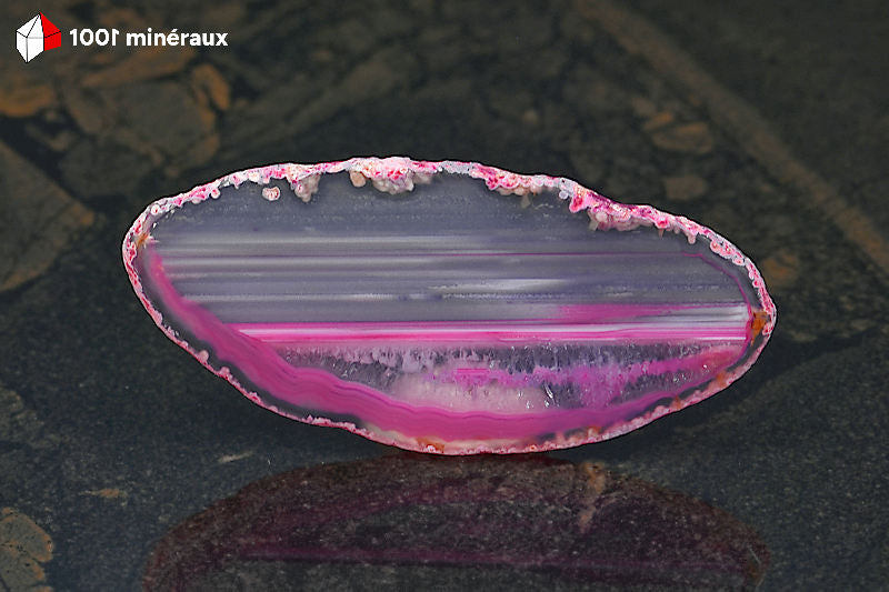 Tranche Agate teintée rose Brésil - Détail des 3 bandes contrastées et de la cristallisation drusy - 26 g
