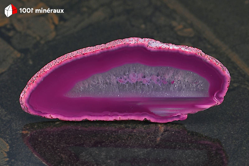 Tranche Agate teintée rose Brésil - Détail du centre cristallisé aux microcristaux de Quartz - 37 g
