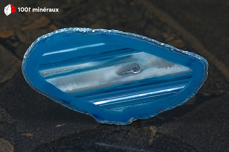 Tranche Agate teintée bleue Brésil - Détail des bandes rectilignes alternant bleu, blanc et transparent - 37 g
