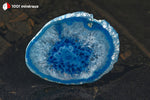 Tranche d'Agate teintée bleue du Brésil (circulaire, bande bleue, centre bleu, cristallisation) - 38 g / BL625 - Vignette | 1001 minéraux