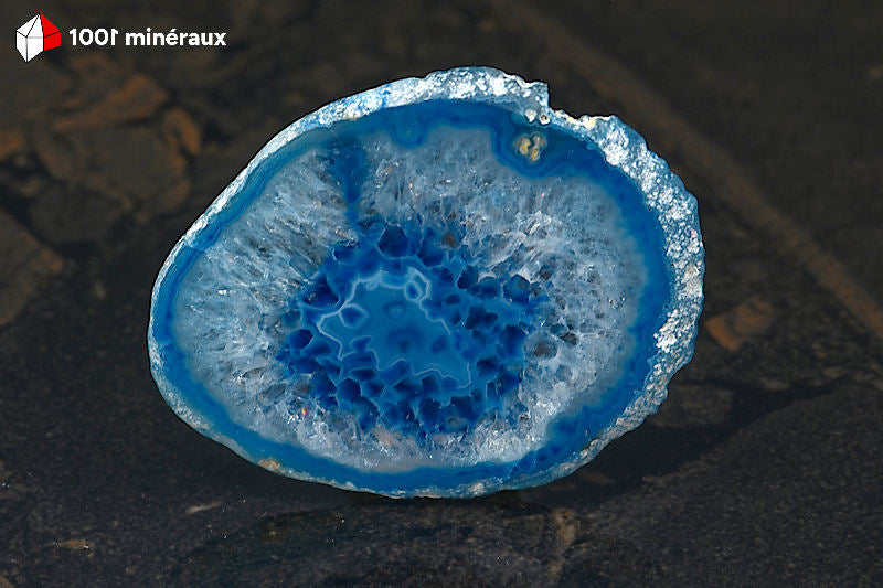 Tranche Agate teintée bleue Brésil - Forme circulaire, bande bleue périphérique et centre cristallisé translucide - 38 g - BL625

