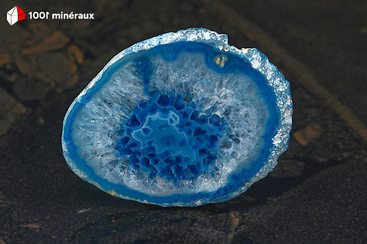 Tranche Agate teintée bleue Brésil - Forme circulaire, bande bleue périphérique et centre cristallisé translucide - 38 g - BL625
