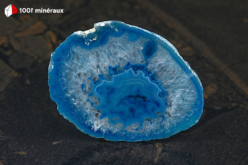 Tranche Agate teintée bleue Brésil - Détail du centre bleu et de la cristallisation de Quartz - 38 g

