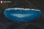 Tranche d'Agate teintée bleue du Brésil (allongée, bandes bleu sombre et clair, centre cristallisé) - 31 g / BL626 - Vignette | 1001 minéraux