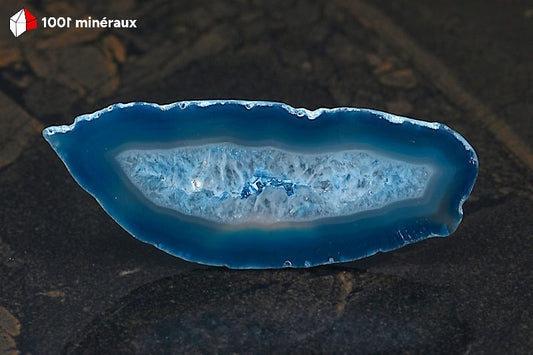 Tranche Agate teintée bleue Brésil - Forme allongée, large bande bleu foncé et centre cristallisé translucide - 28 g - BL627
