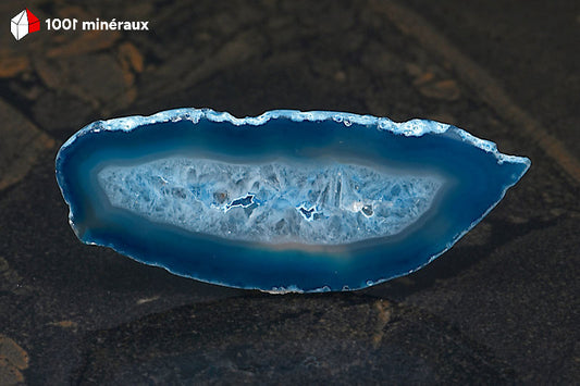 Tranche Agate teintée bleue Brésil - Détail du centre cristallisé aux microcristaux de Quartz - 28 g
