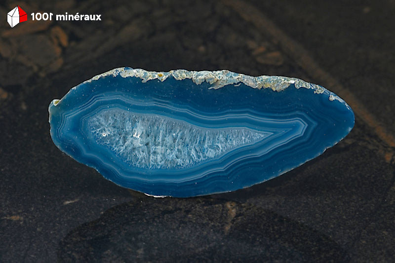 Tranche Agate teintée bleue Brésil - Bandes bleu foncé, bleu clair et centre cristallisé translucide - 27 g - BL628
