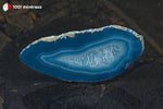Tranche d'Agate teintée bleue du Brésil (allongée, bleu foncé, bleu clair et centre cristallisé) - 27 g / BL628 - Vignette | 1001 minéraux
