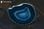 Tranche d'Agate teintée bleue du Brésil (circulaire, alternance bleu foncé et cristallisation) - 46 g / BL629 - Vignette | 1001 minéraux