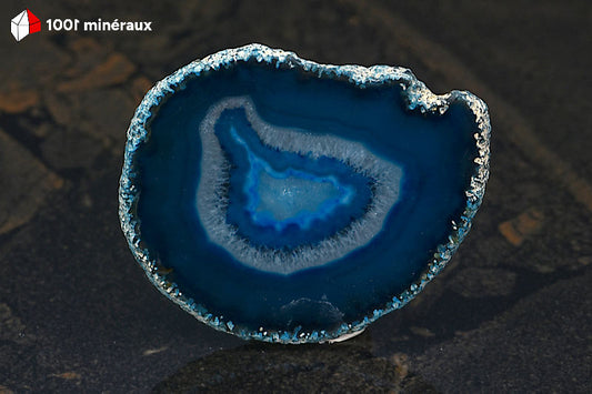 Tranche Agate teintée bleue Brésil - Détail de l'alternance concentrique bleu foncé et Quartz cristallisé - 46 g
