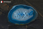 Tranche d'Agate teintée bleue du Brésil (ovoïde, large bande bleu foncé, grande partie cristallisée) - 38 g / BL630 - Vignette | 1001 minéraux