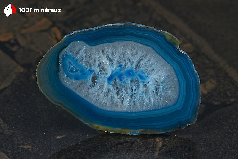 Tranche Agate teintée bleue Brésil - Détail du centre cristallisé translucide aux microcristaux de Quartz - 38 g
