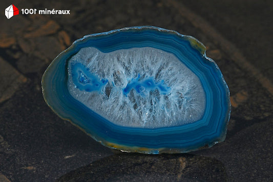 Tranche Agate teintée bleue Brésil - Détail du centre cristallisé translucide aux microcristaux de Quartz - 38 g
